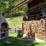 Bergheim Schmidt Ski-in Ski-out Almhuetten Im Wald